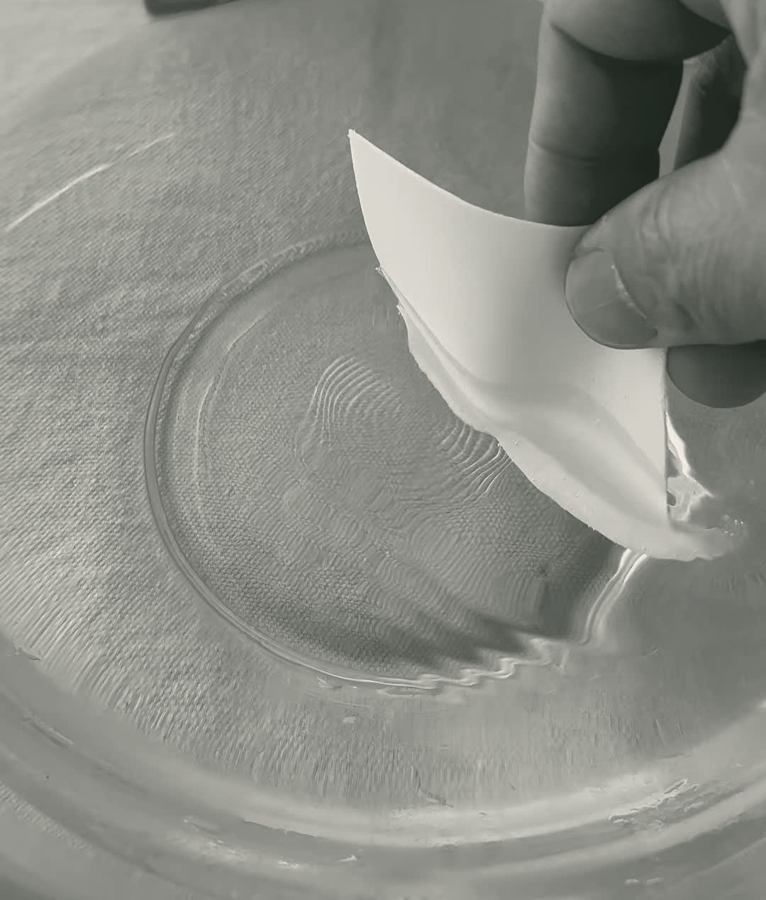 Lámina disolviéndose en agua
